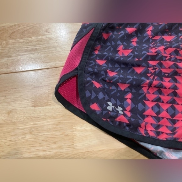 Under Armour heat gear semi fitted shorts in size medium - Picture 2 of 4